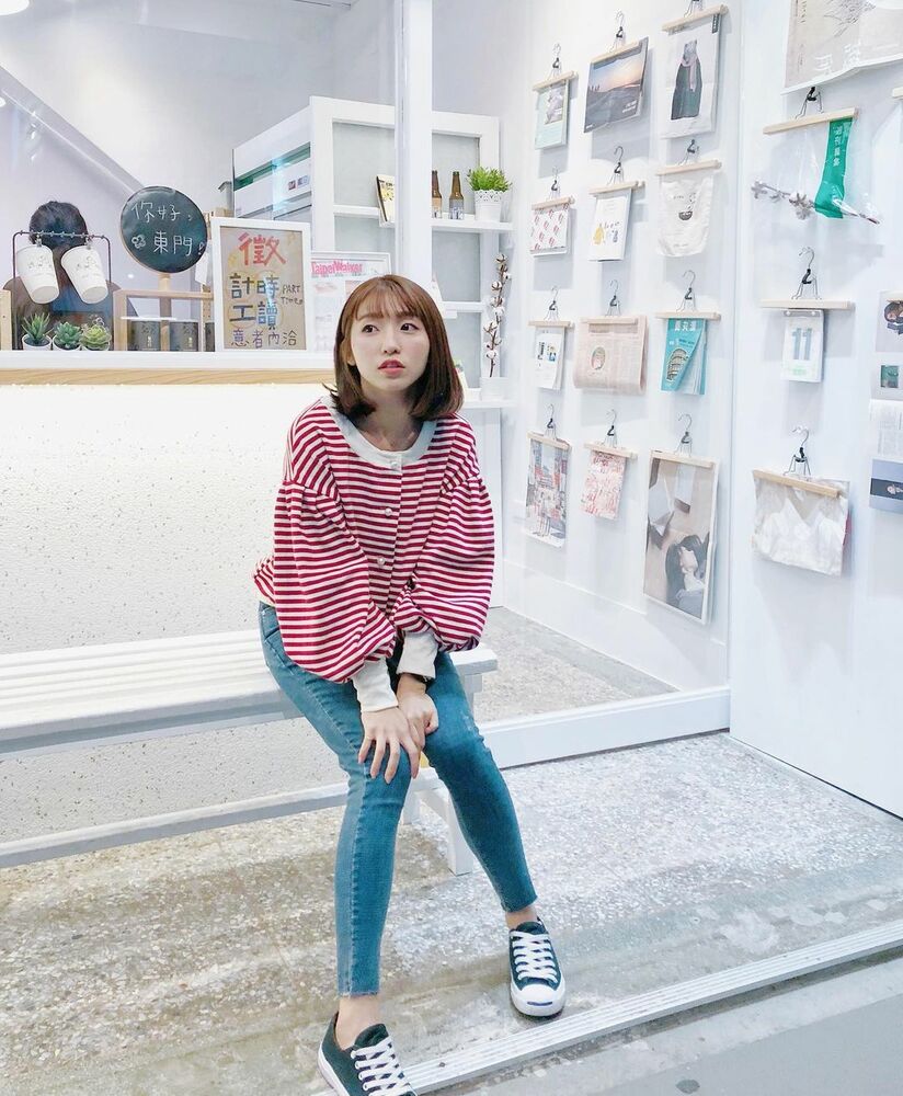 Beautiful short-haired sister 