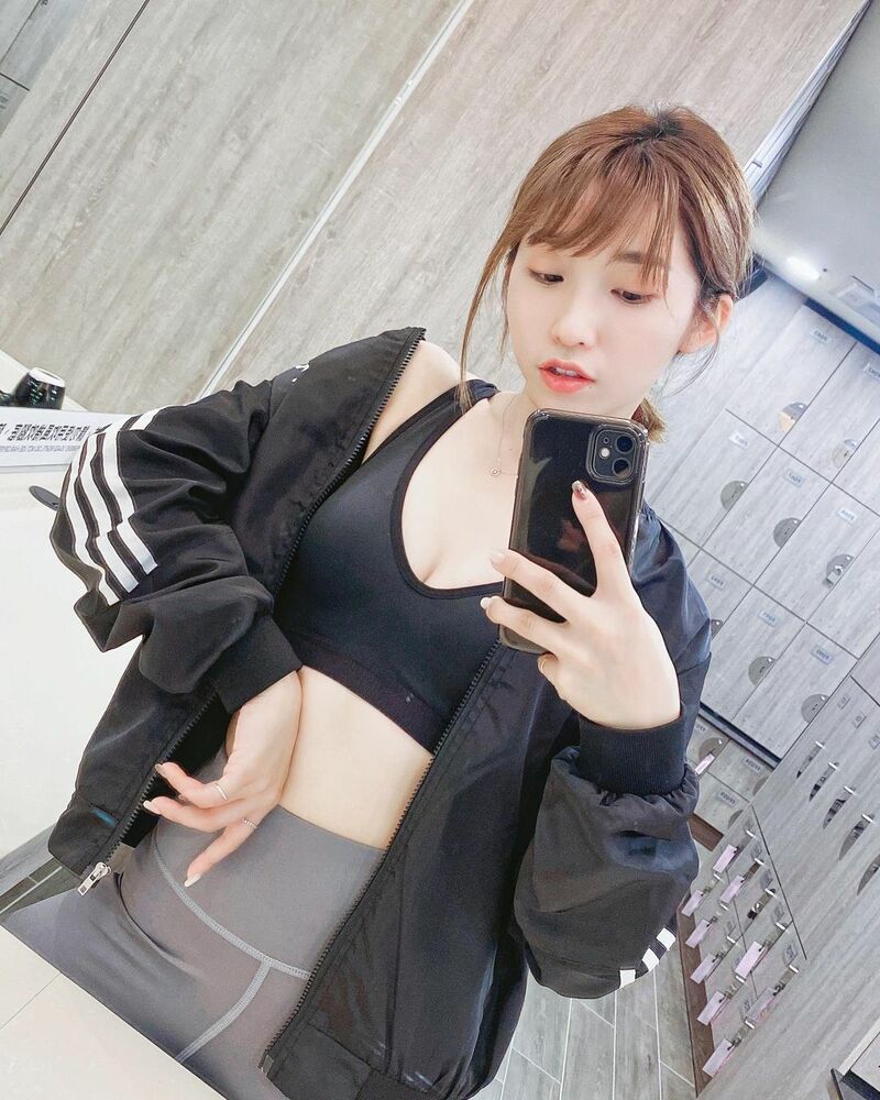 Beautiful short-haired sister 