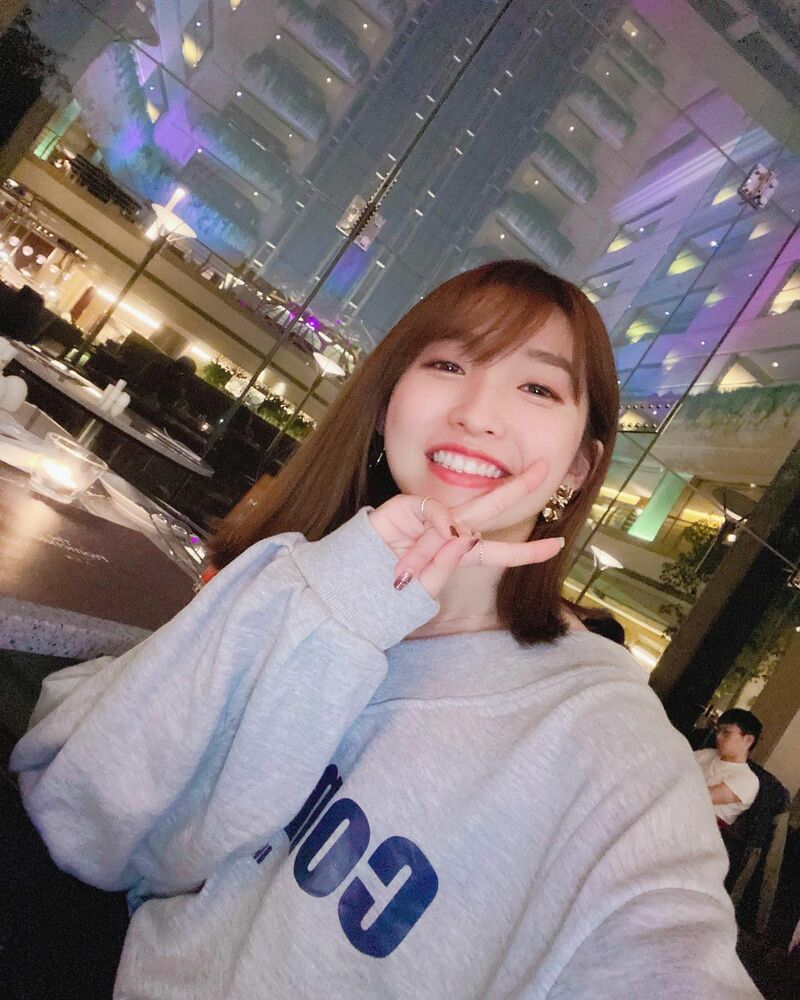 Beautiful short-haired sister 