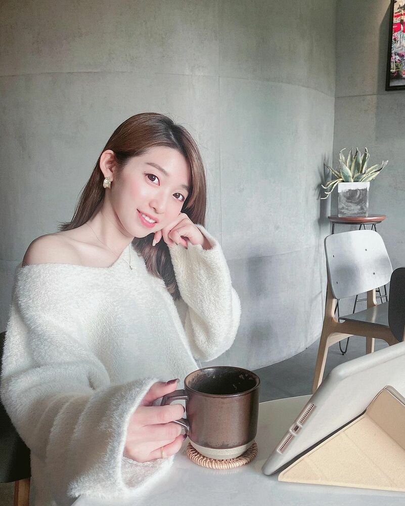 Beautiful short-haired sister 