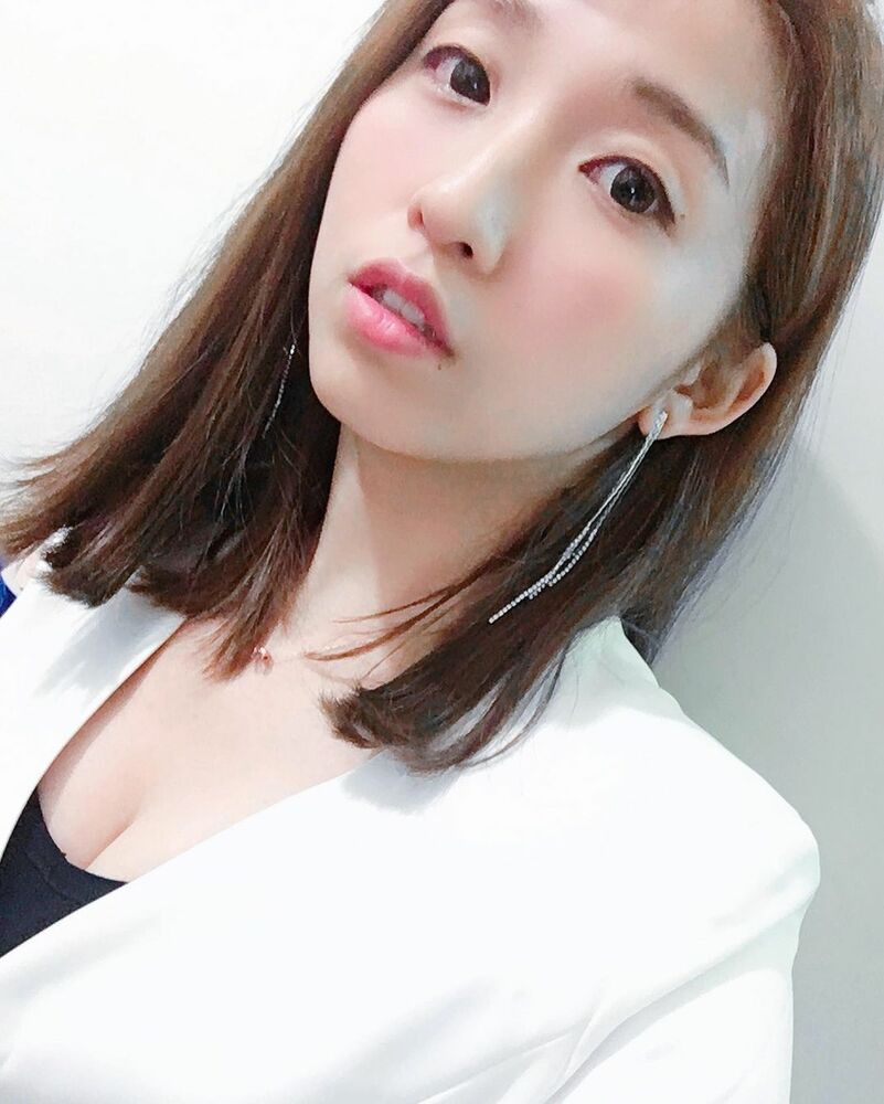 Beautiful short-haired sister 