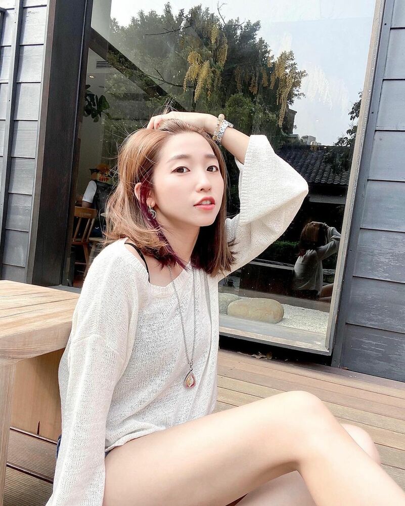 Beautiful short-haired sister 