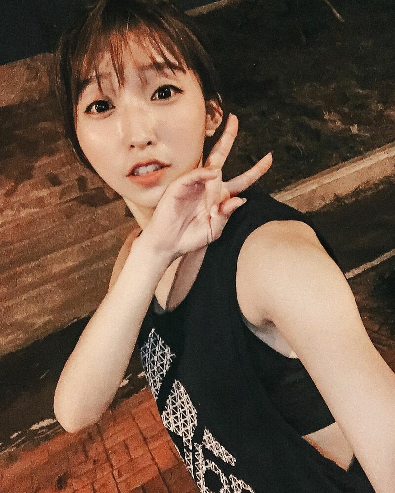 Beautiful short-haired sister 