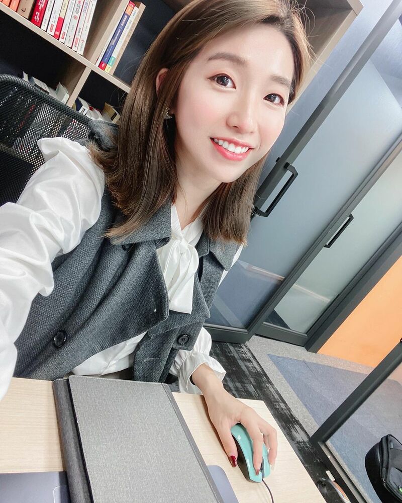 Beautiful short-haired sister 