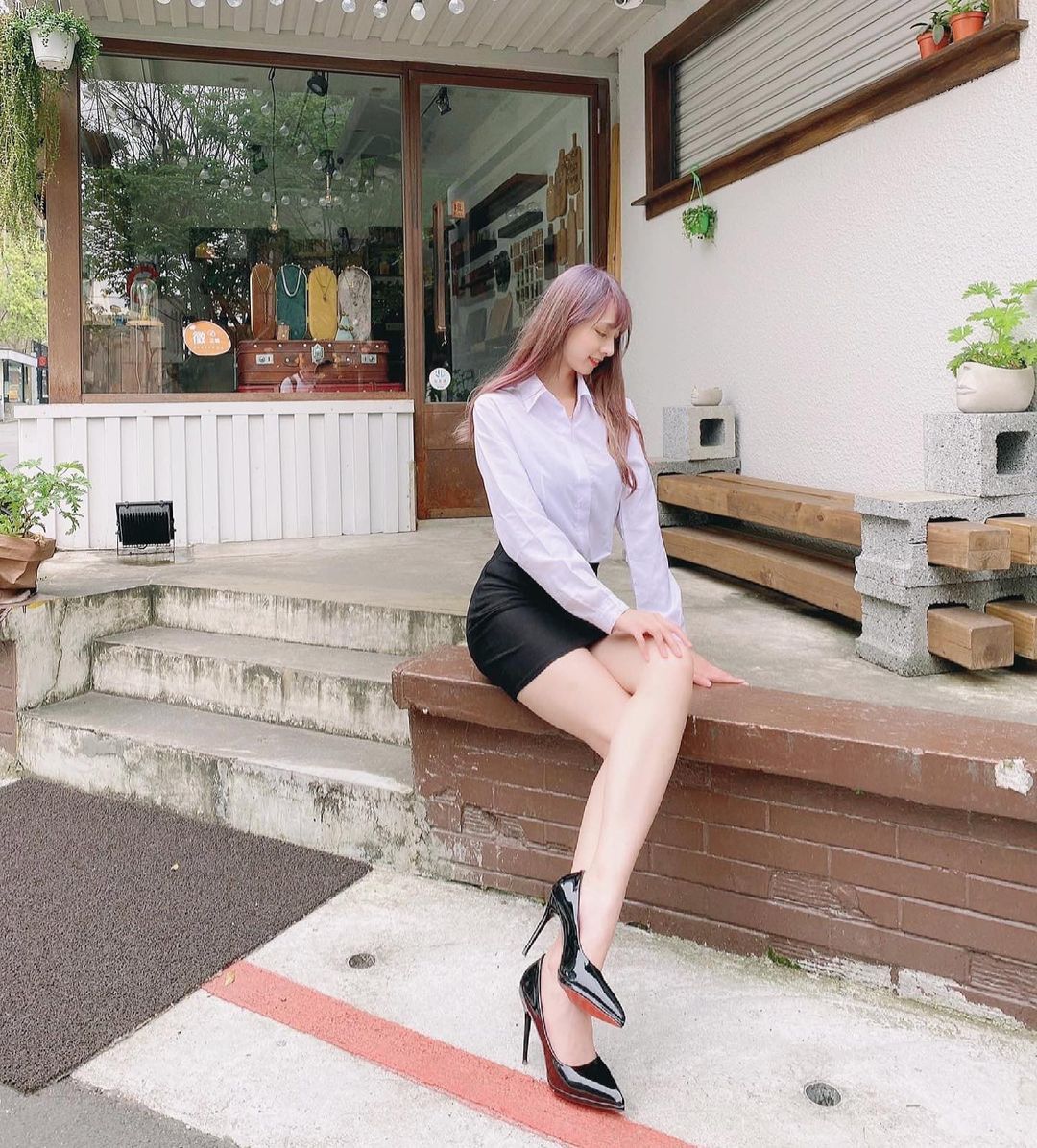 La señora Linda de Asia tiene un cuerpo muy delicado y las piernas largas blancas y seductoras que dice que es una fada.-第1章-图片1