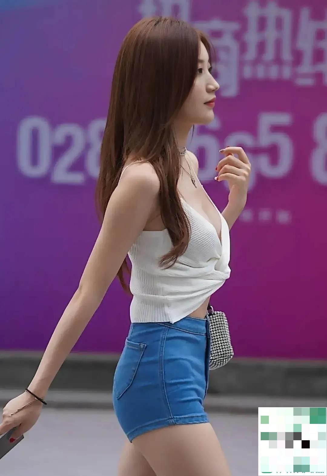 街頭的牛仔熱褲美女~~~~~~~~~~~