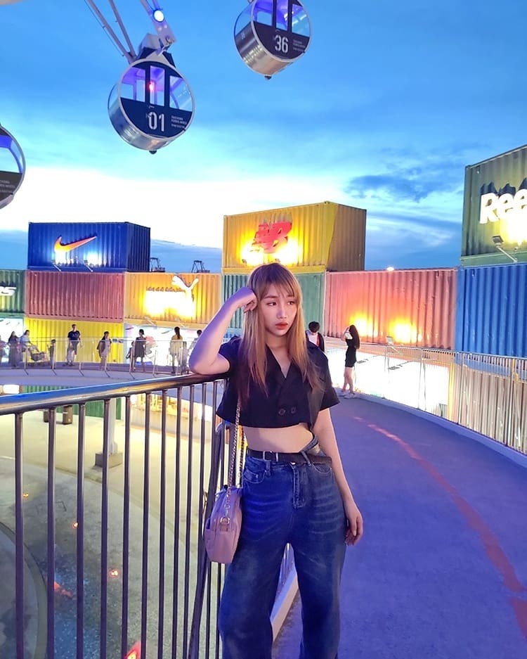 La chica de la tienda de teléfonos