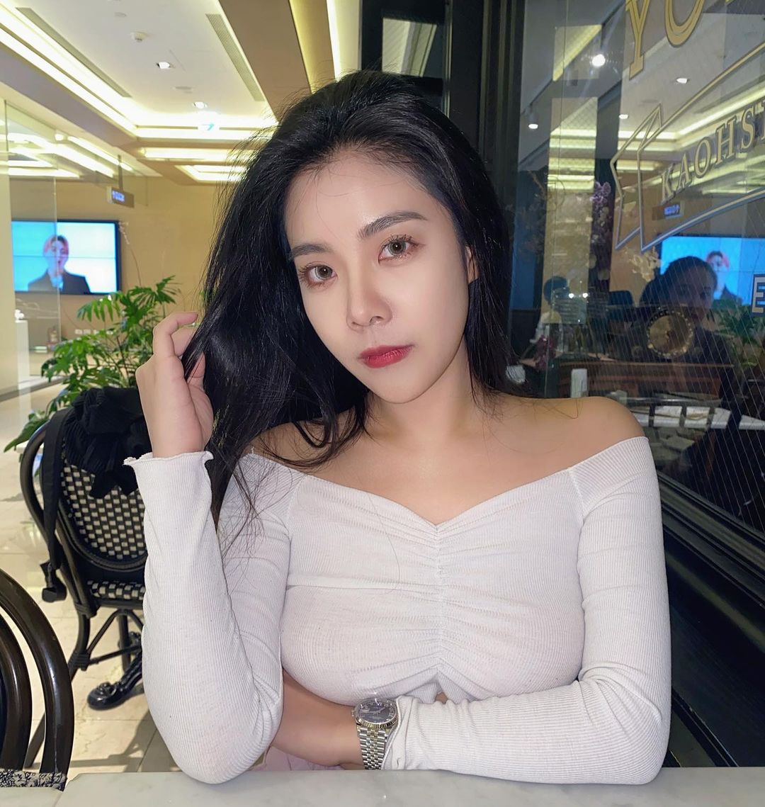 Amber, la hermosa amante de la naturaleza, está llena de luces.-第1章-图片20