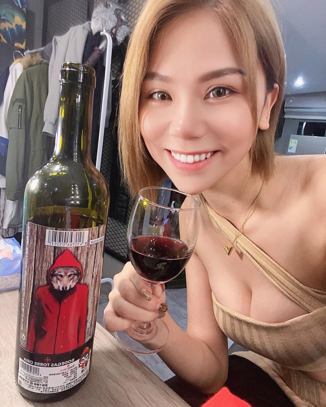 超凶長腿正妹蕾菈「白皙美腿」+「事業線」造福網友,讓你瞬間上火!-第1章-图片1