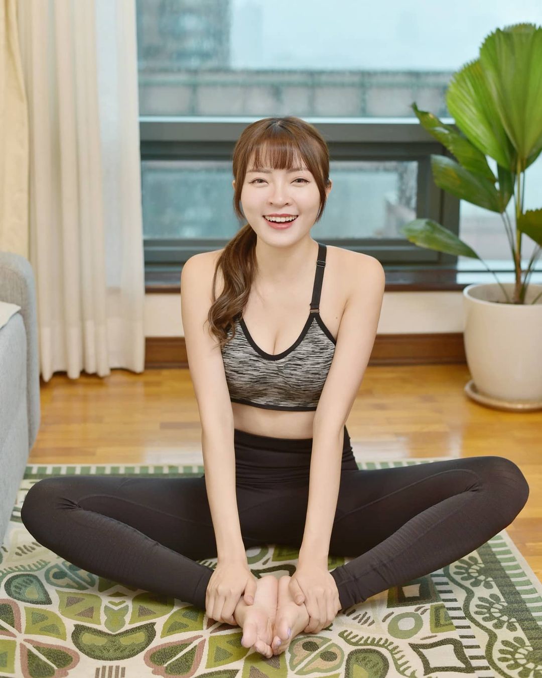 Su hermana Fang Fei lanza una tentación mortal desde dentro hacia afuera, y el ángulo de la vista malvada X el arco del hemisferio sur bombardea directamente el pequeño corazón!-第1章-图片2
