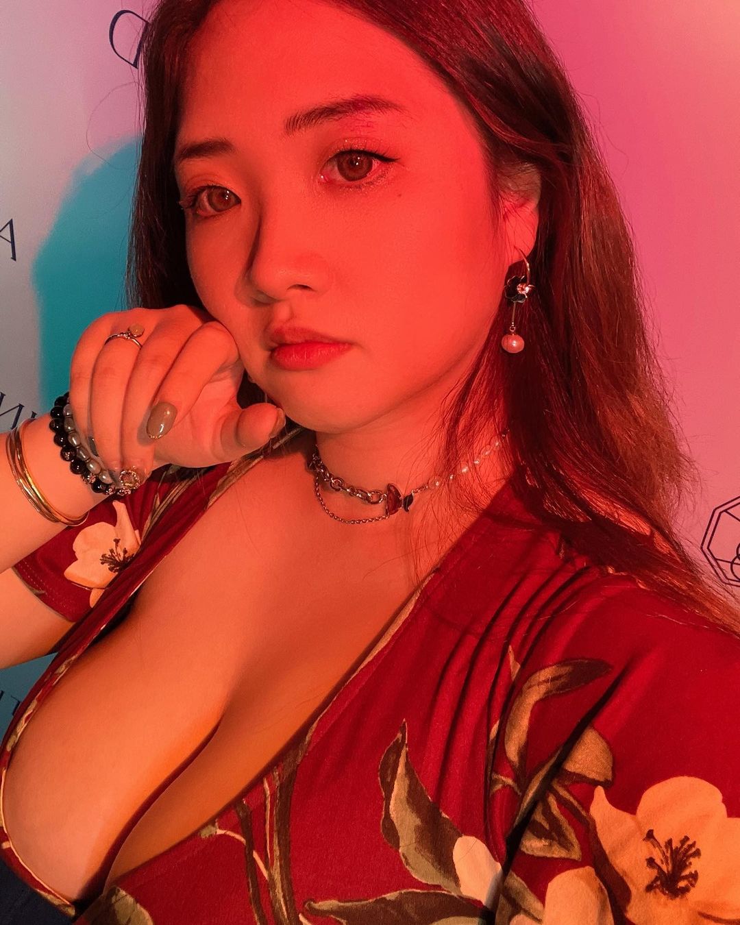 美豔正妹小嗨「雄厚的胸型」非常極品!雙峰好飽滿 Y字深溝清晰可見-第1章-图片10