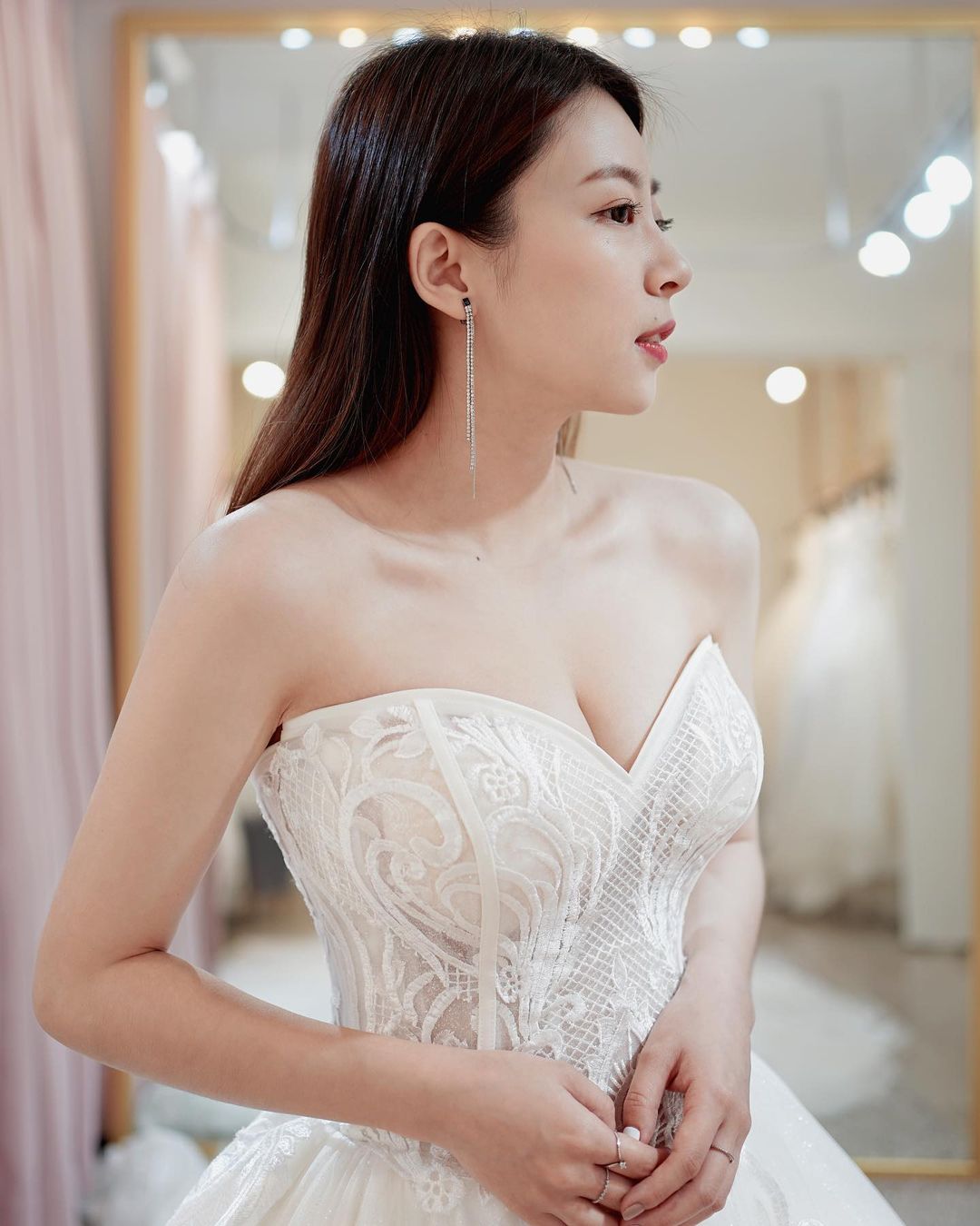 The white body makes you fall in love, the sexy curve is full of intense charm!-第1章-图片2