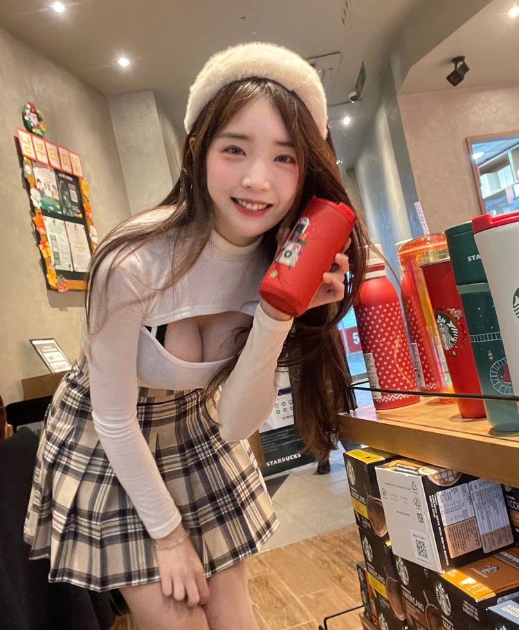 正妹「rina」翹臀嫩乳好身材！撩人模樣彷彿邀你過來溫暖她！-第1章-图片3