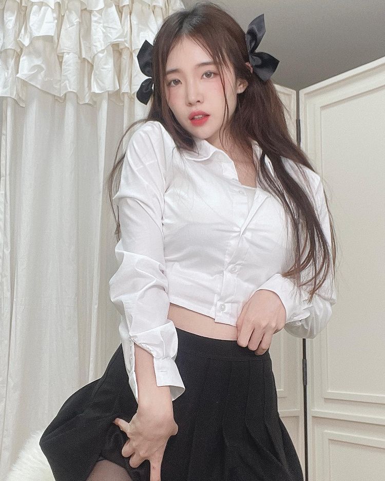 正妹「rina」翹臀嫩乳好身材！撩人模樣彷彿邀你過來溫暖她！-第1章-图片4