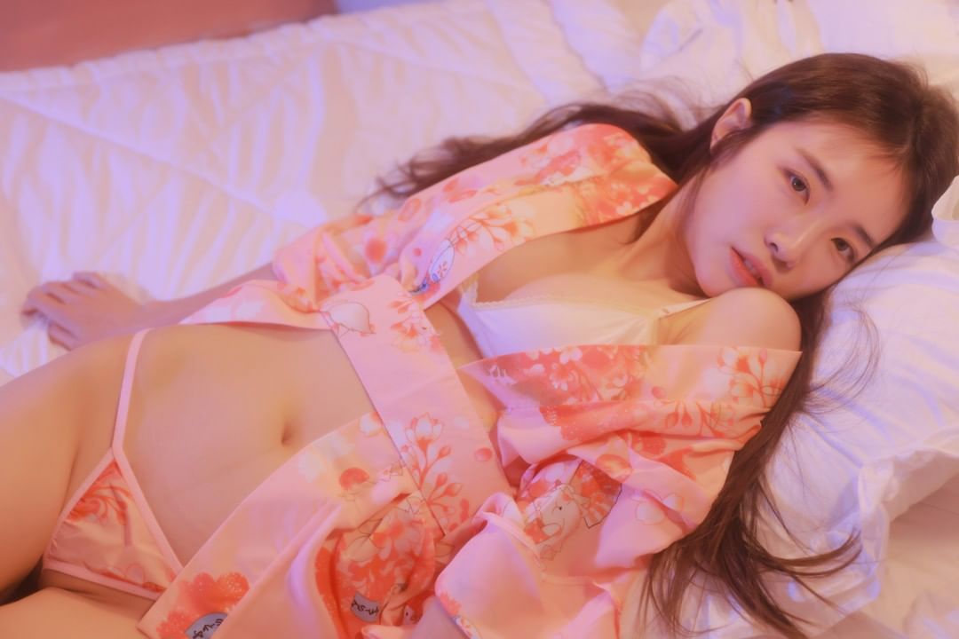 正妹「rina」翹臀嫩乳好身材！撩人模樣彷彿邀你過來溫暖她！-第1章-图片21