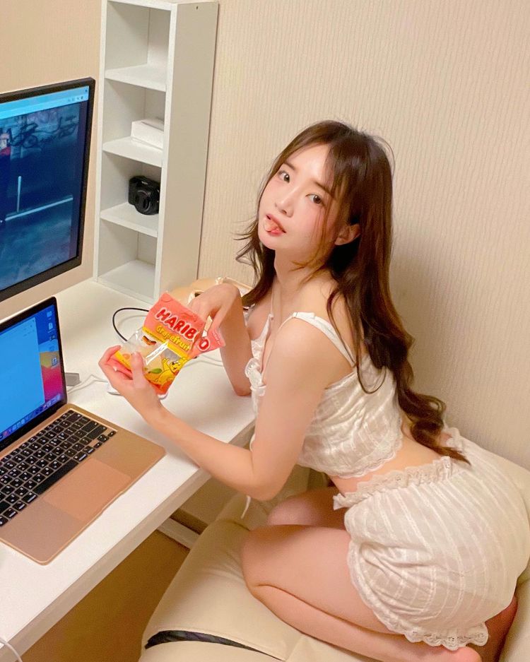 正妹「rina」翹臀嫩乳好身材！撩人模樣彷彿邀你過來溫暖她！-第1章-图片22
