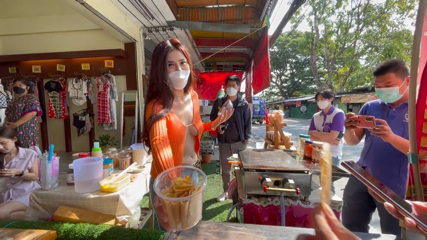 拯救蛋捲生意正妹擺攤只穿罩衫爆紅，引起穿搭跟風潮~aranya_aphaiso-第1章-图片3