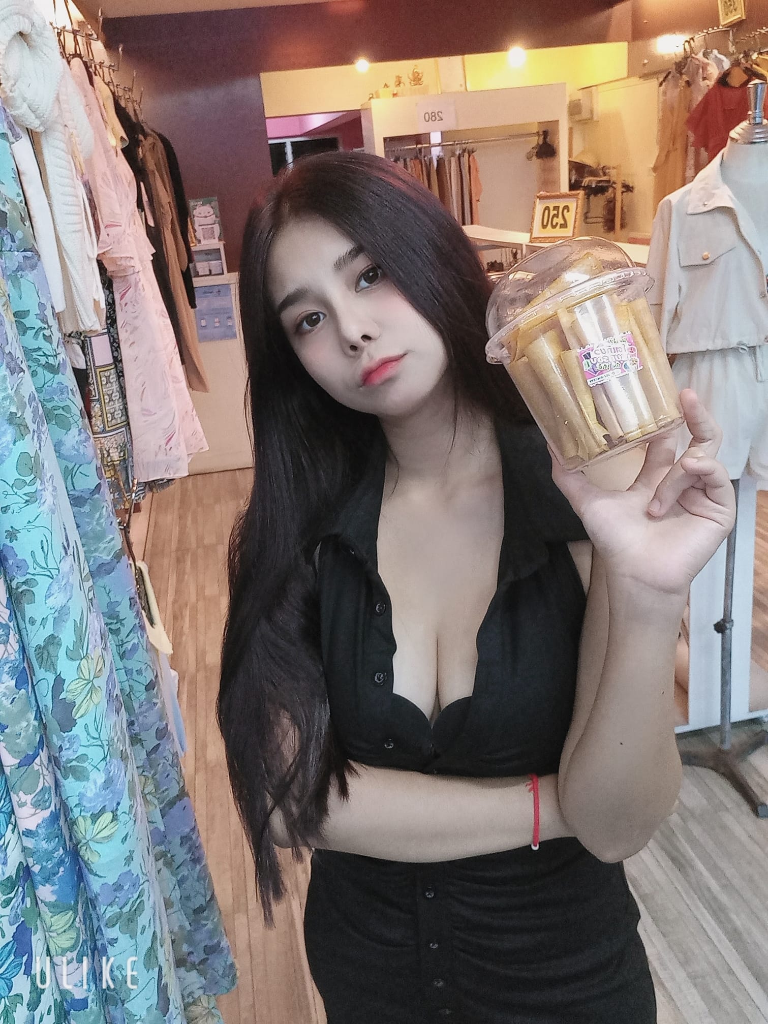 拯救蛋捲生意正妹擺攤只穿罩衫爆紅，引起穿搭跟風潮~aranya_aphaiso-第1章-图片5