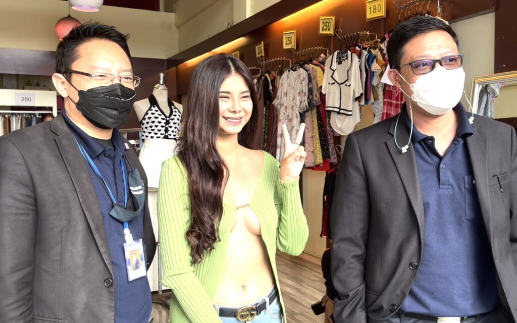 拯救蛋捲生意正妹擺攤只穿罩衫爆紅，引起穿搭跟風潮~aranya_aphaiso-第1章-图片13