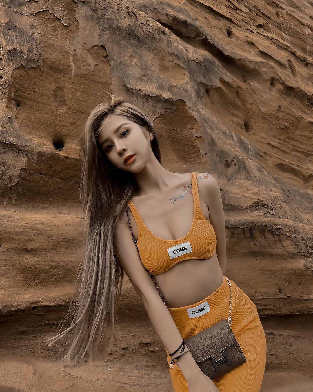 白嫩美膚妹陳可頡美腿曲線超犯規,魅惑眼神好撩人!胸前雄偉不容忽視!-第1章-图片7