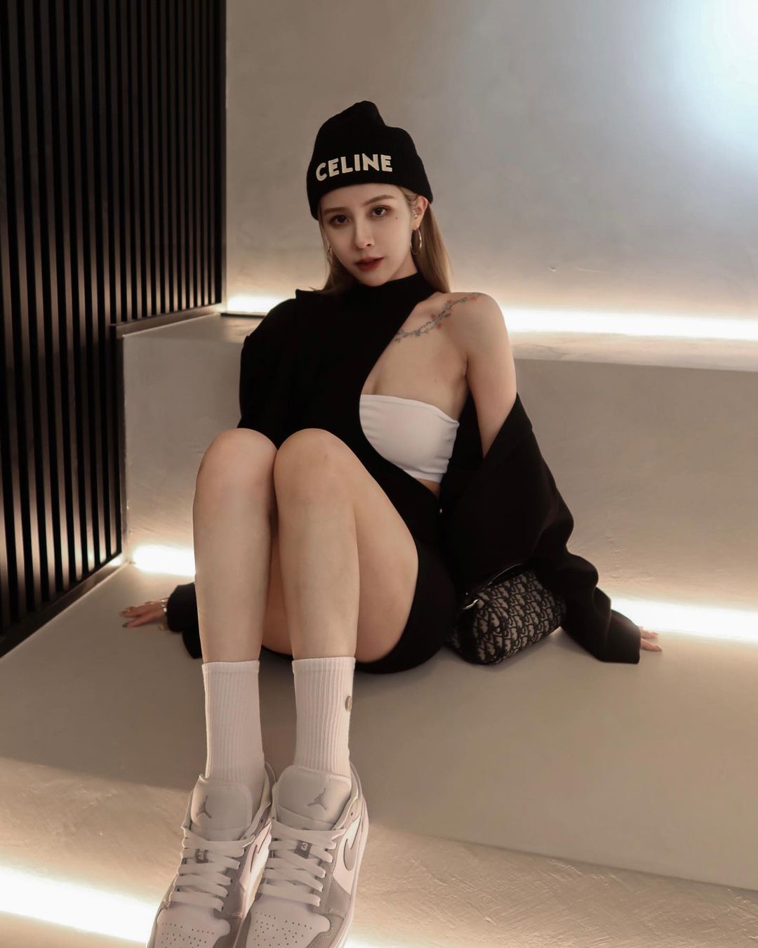 白嫩美膚妹陳可頡美腿曲線超犯規,魅惑眼神好撩人!胸前雄偉不容忽視!-第1章-图片9