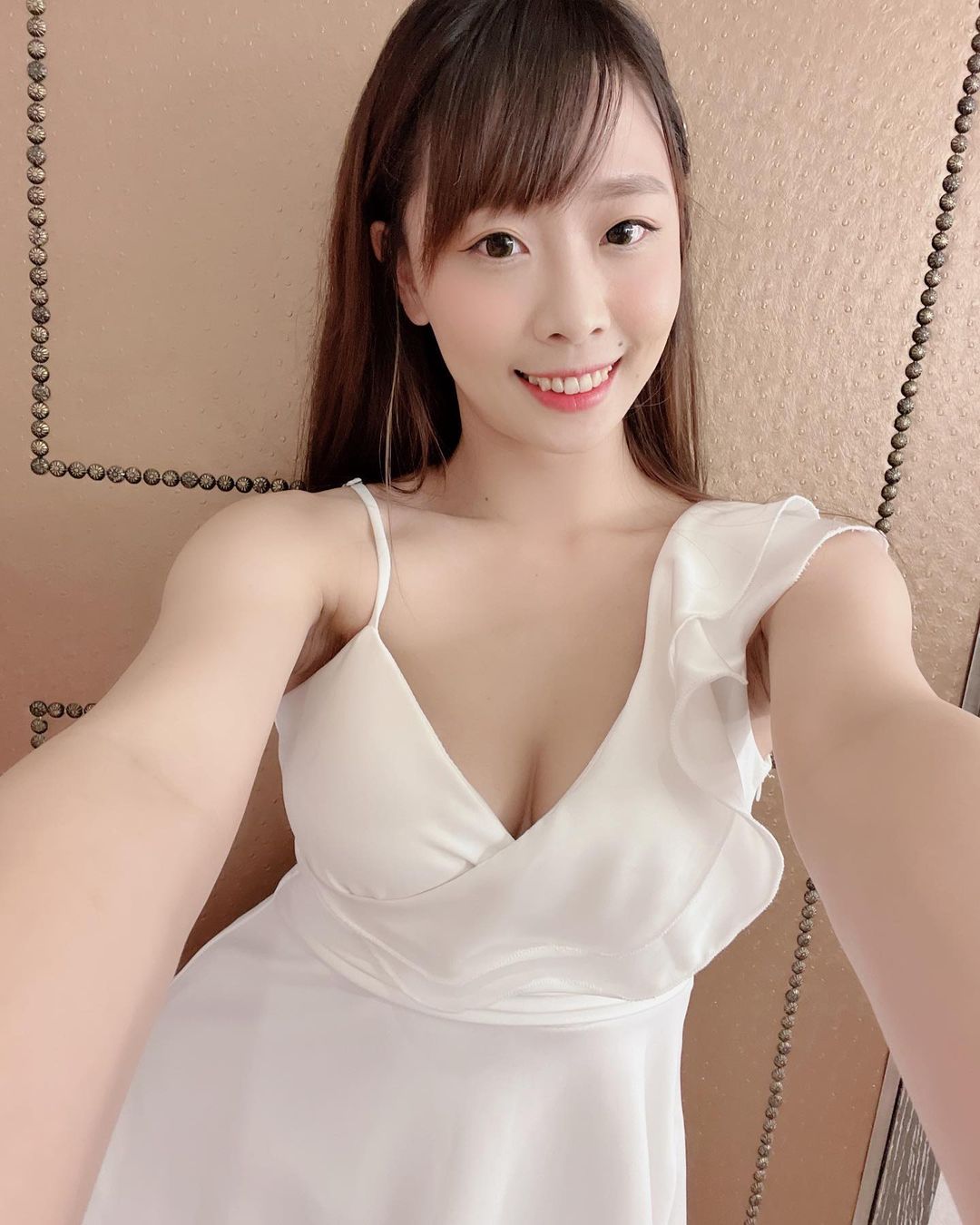 美胸正妹Cali卡兒性感深溝畫面太誘惑!雪白胴體在家更是不客氣秀出!-第1章-图片8