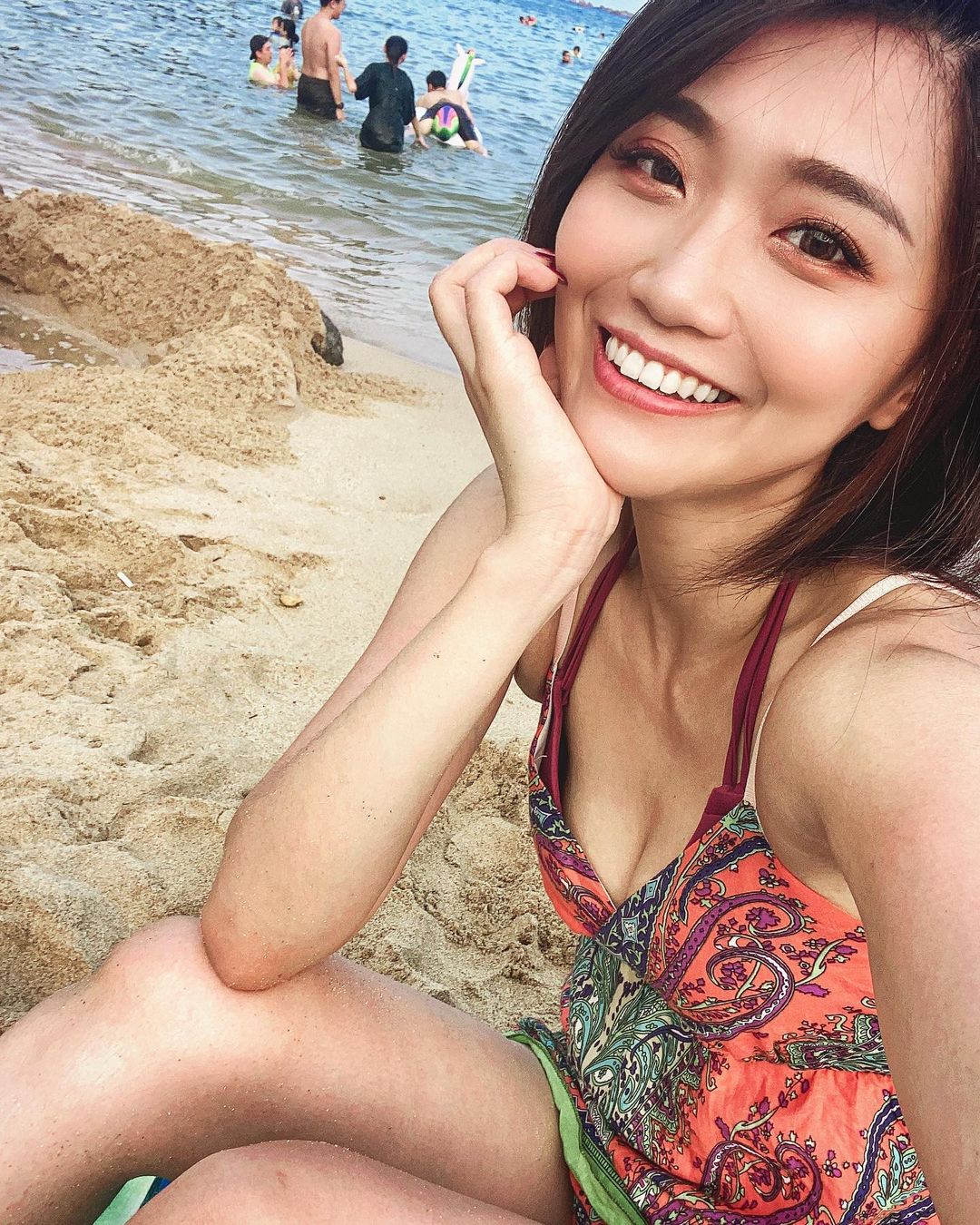 Yunw sexy and not losing sweetness, smiling with