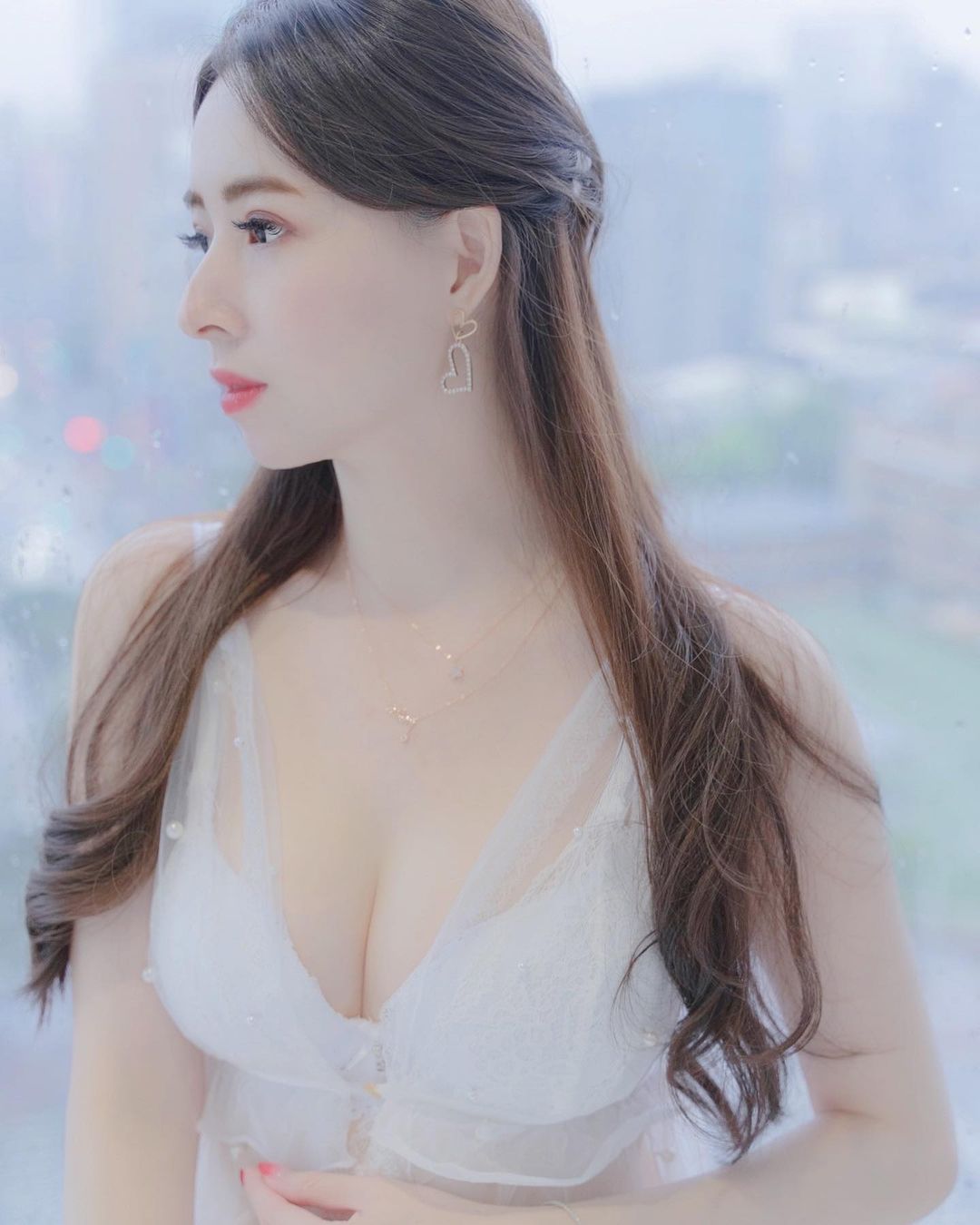 白皙模特兒雪菁「超深V事業線」好銷魂啊!渾圓美胸全都不能錯過!-第1章-图片4