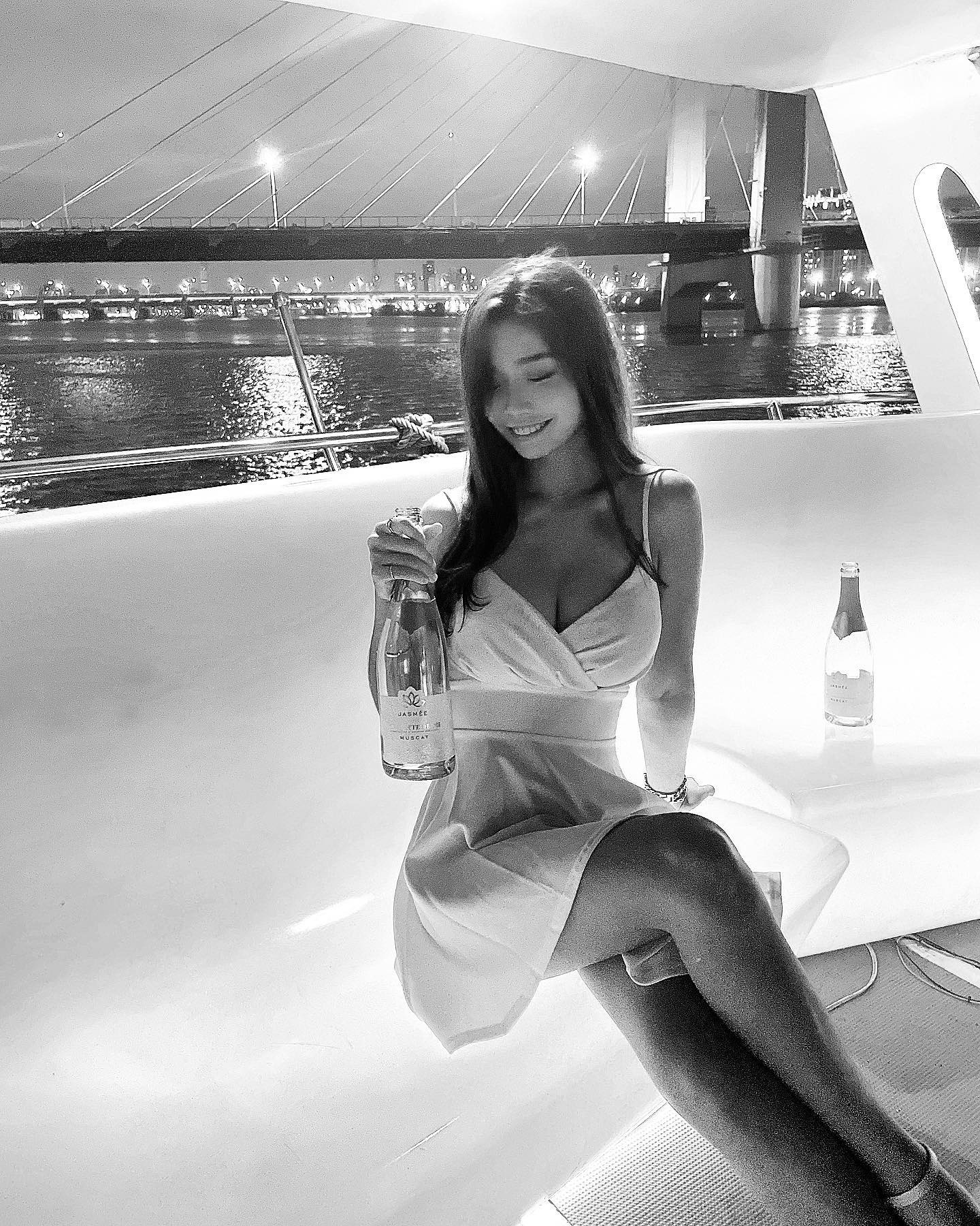 豆豆簡妤恩雪白美乳深V泳衣包不住,「飽滿美乳」快溢出畫面-第1章-图片7