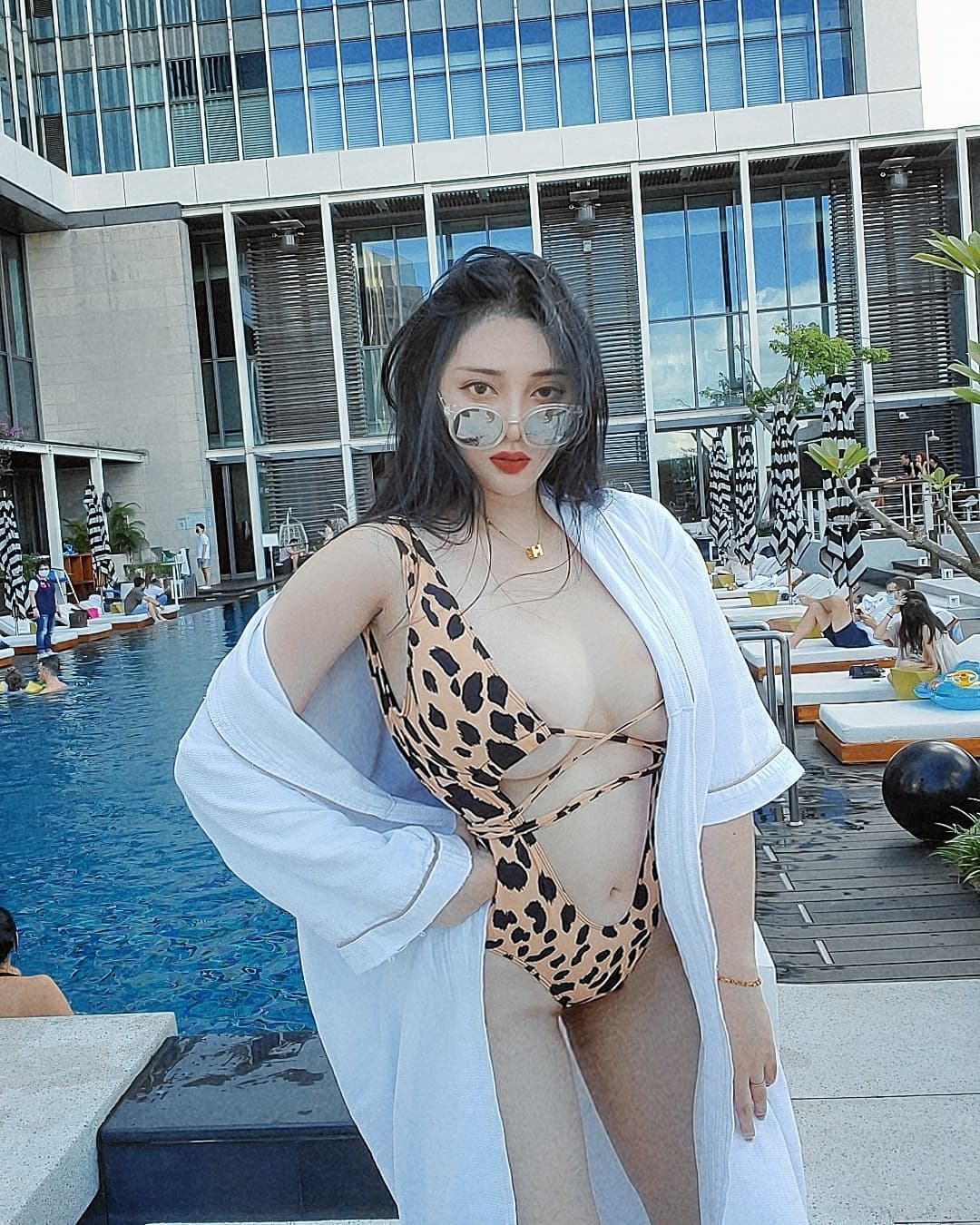 黃靜身材太好遮不住溢出來啦!「完美紅唇」讓人充滿甜蜜感!-第1章-图片5