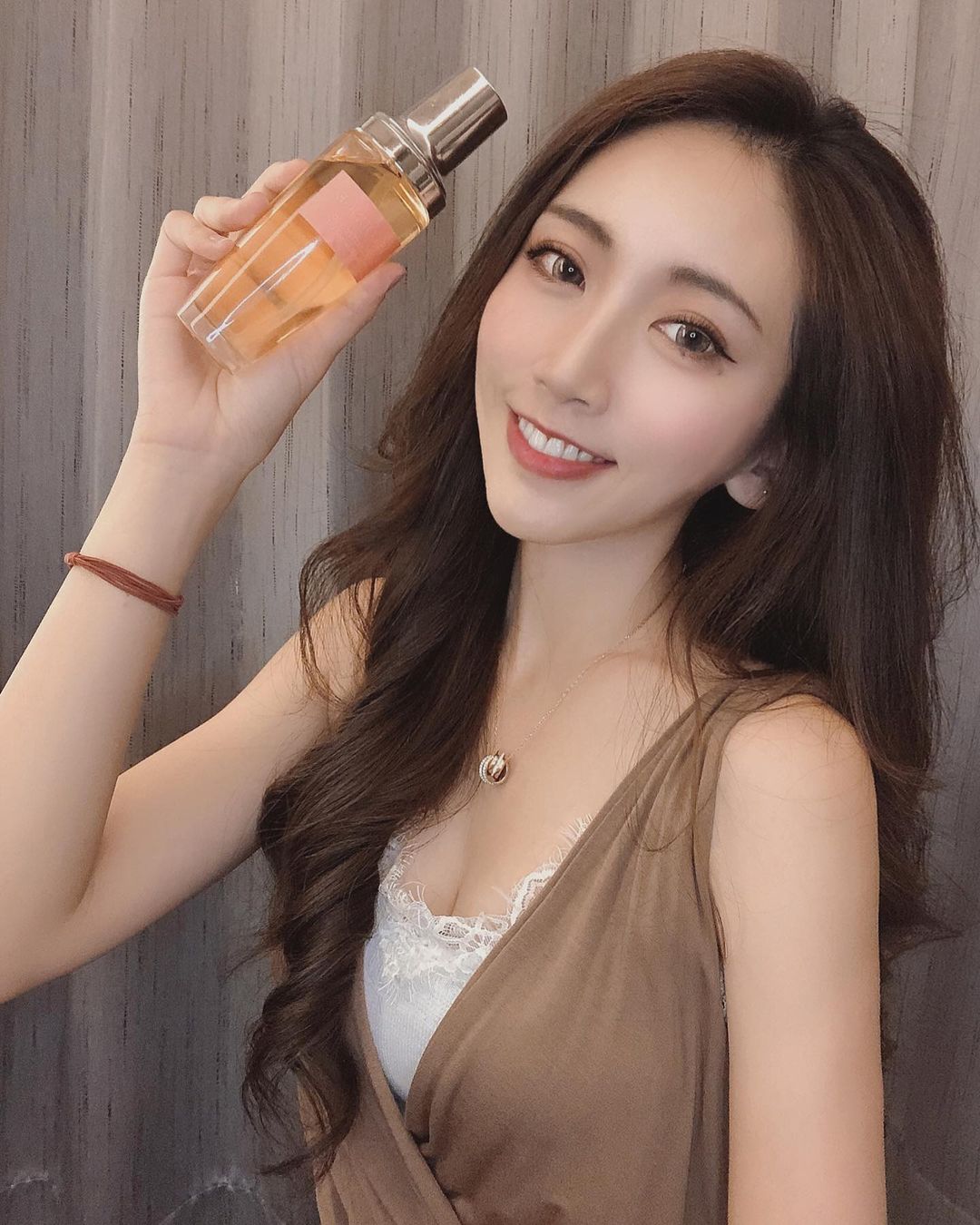 甜美系JingLu菁菁超窈窕曲線「香肩好吸引人」!修長腿部比例「視覺好震撼」!-第1章-图片3