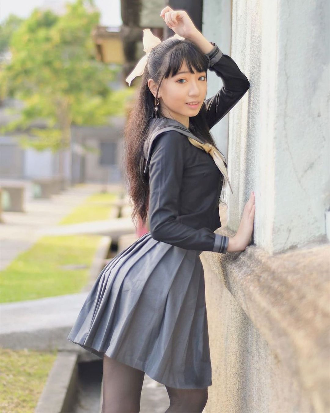 甜美萌妹若草不科學長腿讓人過目不忘,甜甜微笑就要把魂勾走-第1章-图片1