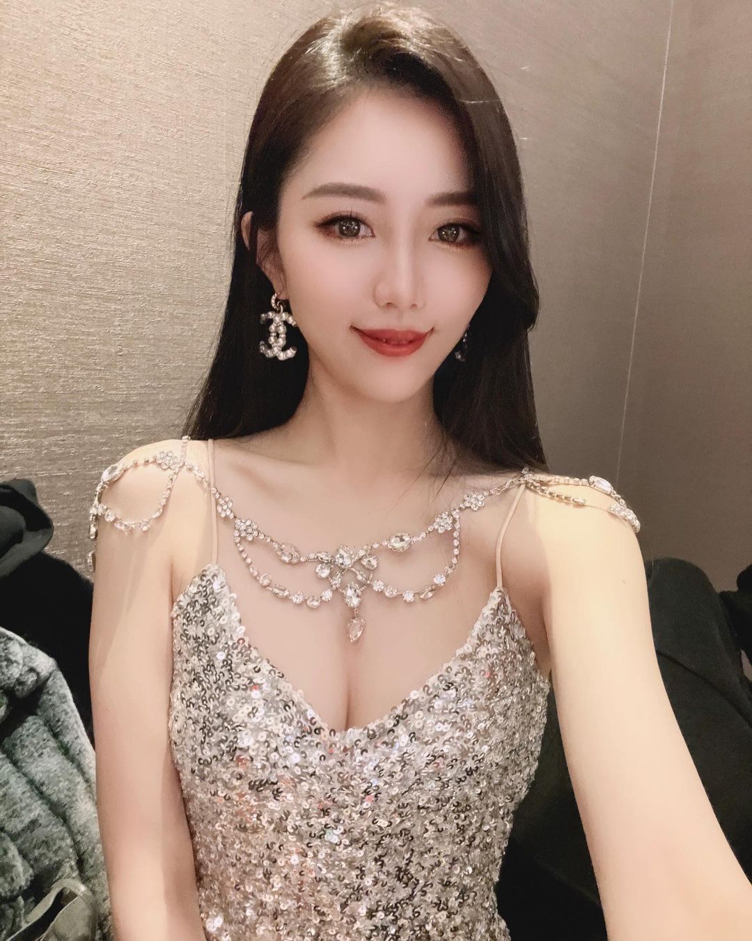怡翎養眼畫面看了就著迷!最愛緊身洋裝凸顯火辣曲線「渾圓美胸」整個蹦出來!-第1章-图片6