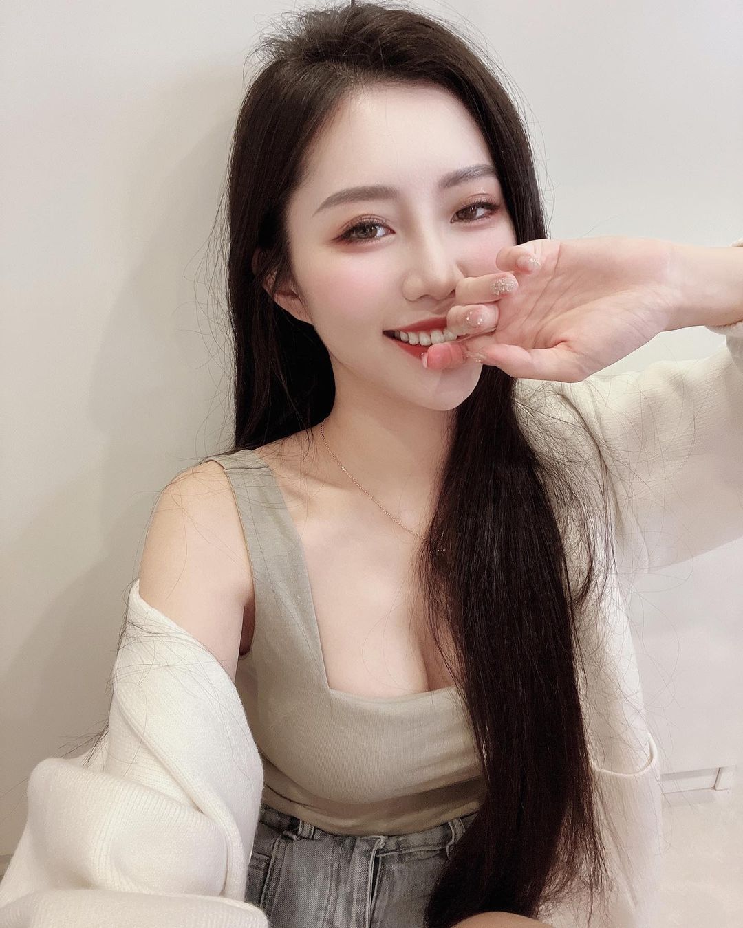 怡翎養眼畫面看了就著迷!最愛緊身洋裝凸顯火辣曲線「渾圓美胸」整個蹦出來!-第1章-图片7