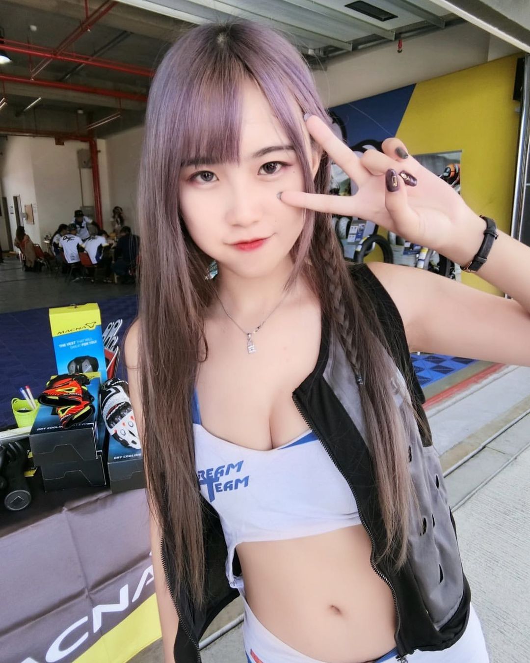 妖妖養眼好身材「美乳好吸睛」!配備不科學逆天長腿畫面好衝擊啊!-第1章-图片3