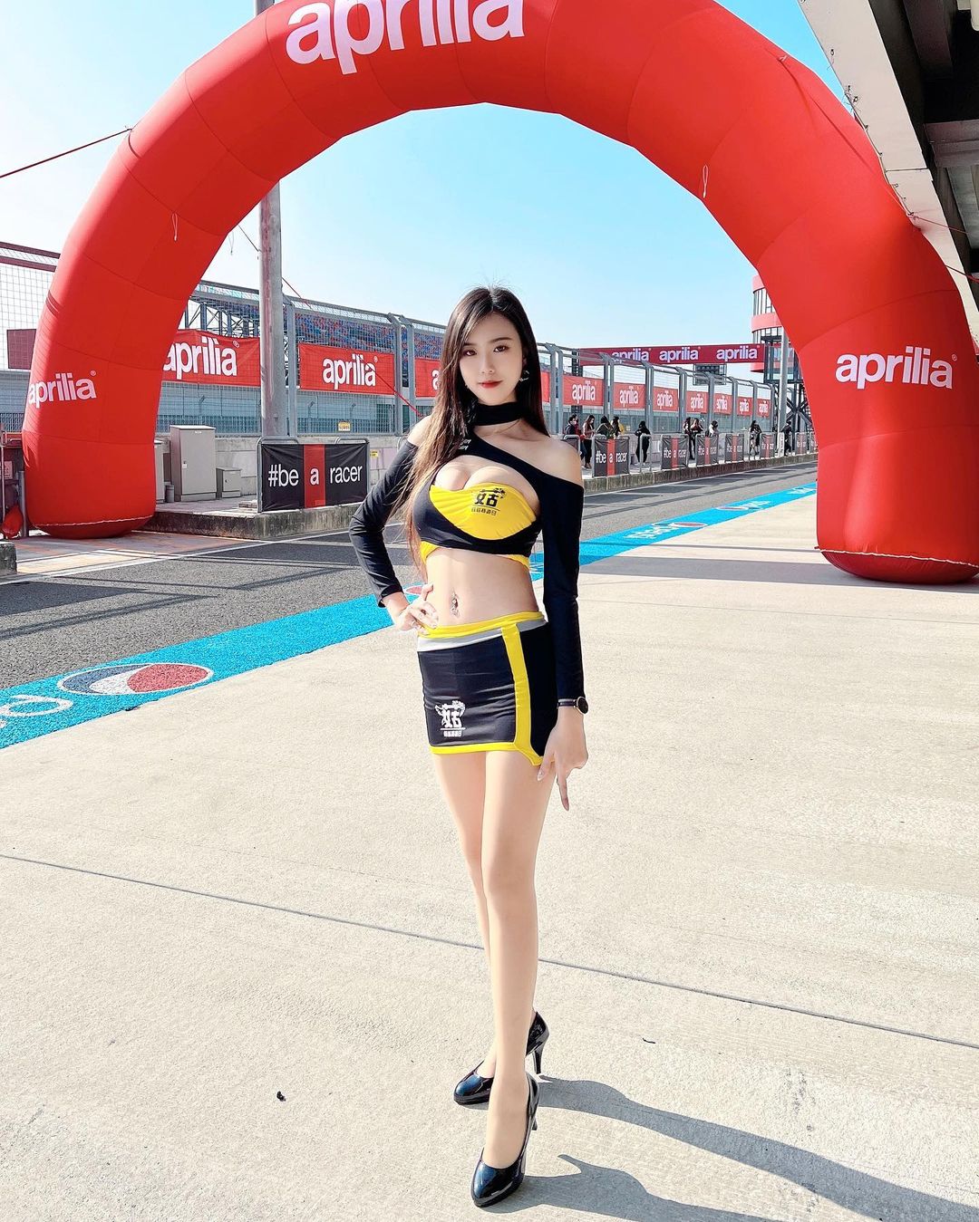 妖妖養眼好身材「美乳好吸睛」!配備不科學逆天長腿畫面好衝擊啊!-第1章-图片8