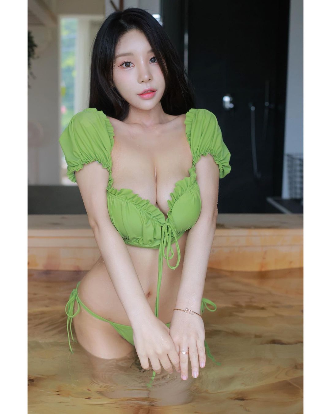 Long-haired sister Zzyuri milk flowing out of the screen! charming deep-shaped business line is too hot! side milk arc really 100 points!-第1章-图片2
