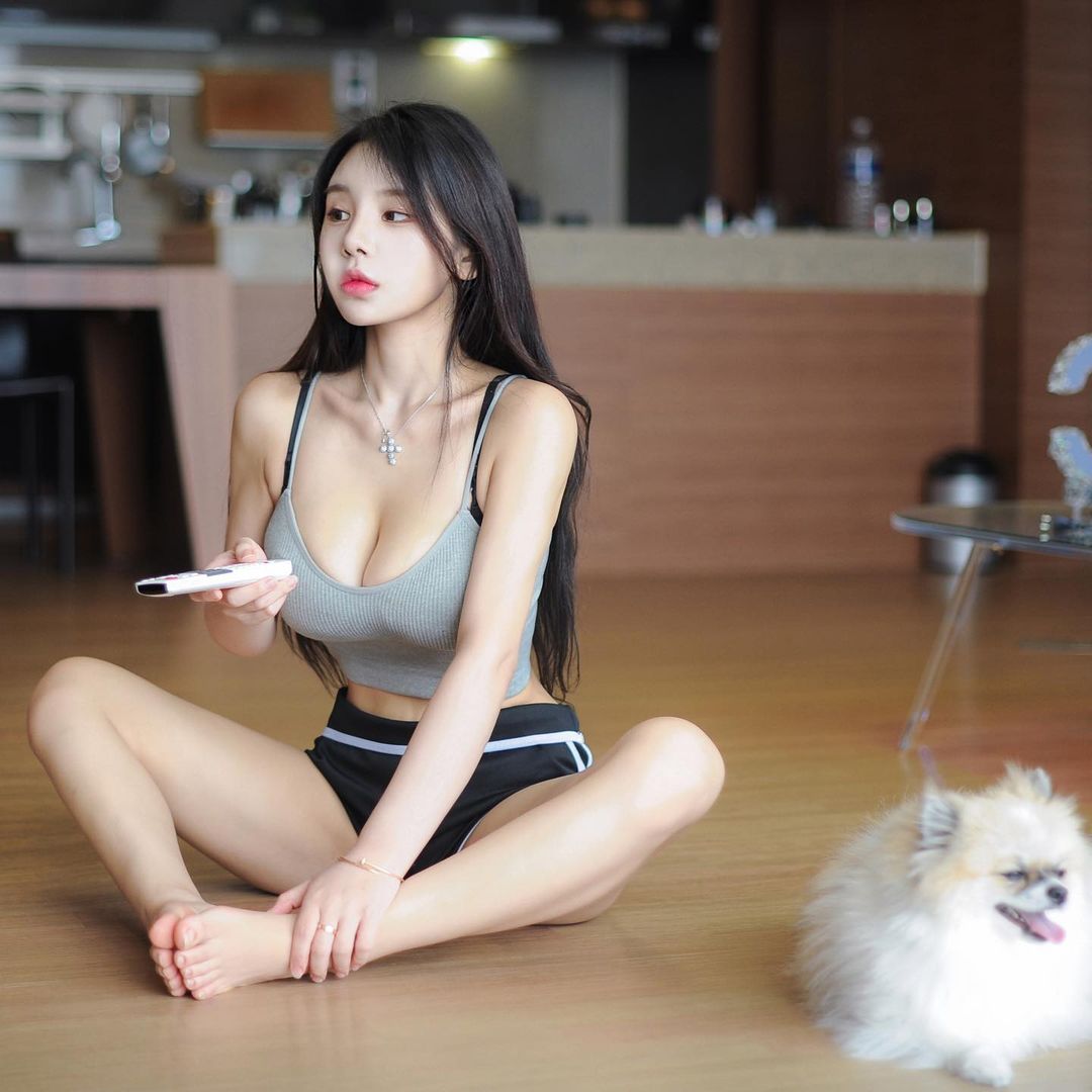 Long-haired sister Zzyuri milk flowing out of the screen! charming deep-shaped business line is too hot! side milk arc really 100 points!-第1章-图片3