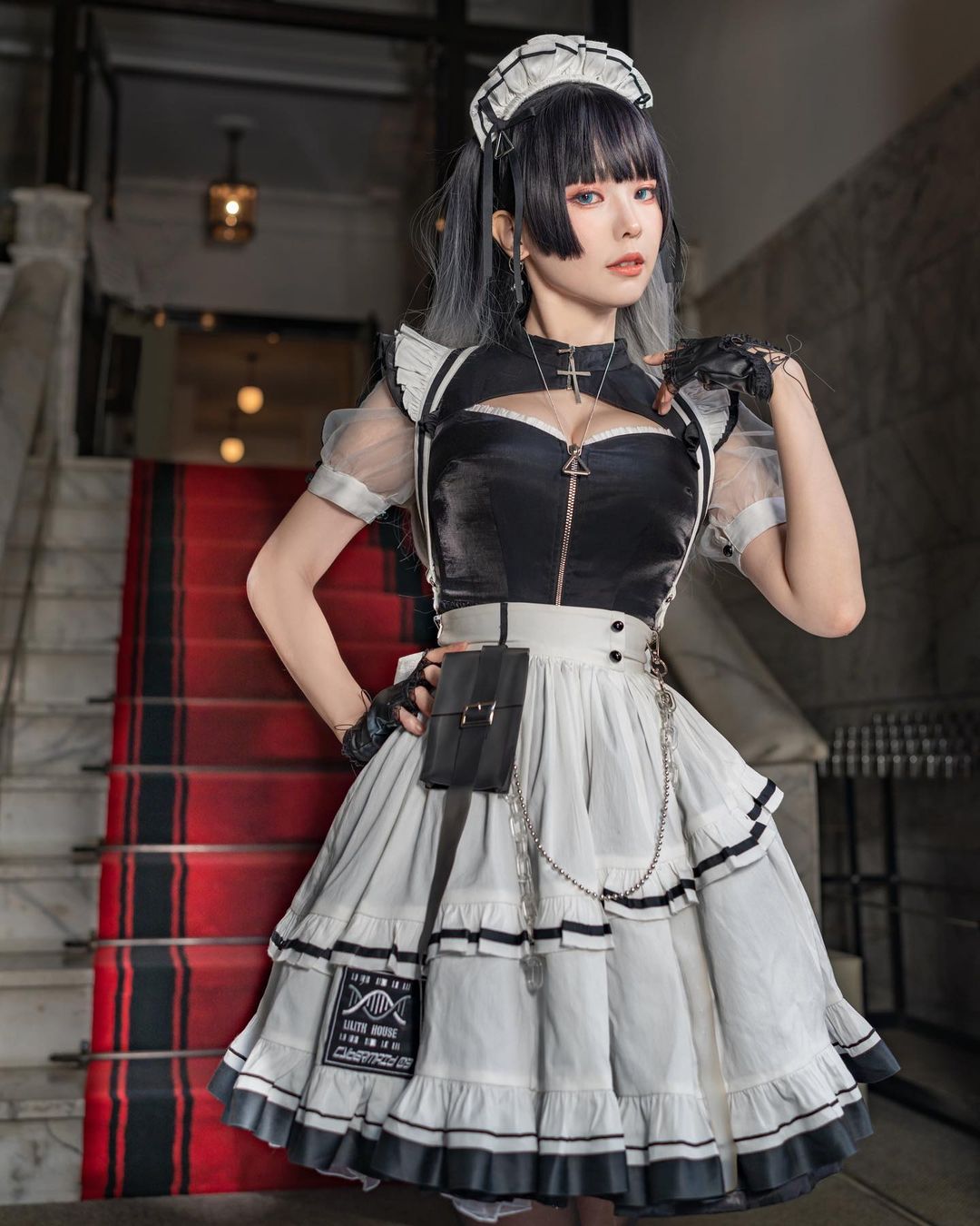 天使級正妹Ely「深V挺美乳」真的好兇猛!白嫩飽滿奶球出來透氣兼見客!-第1章-图片5