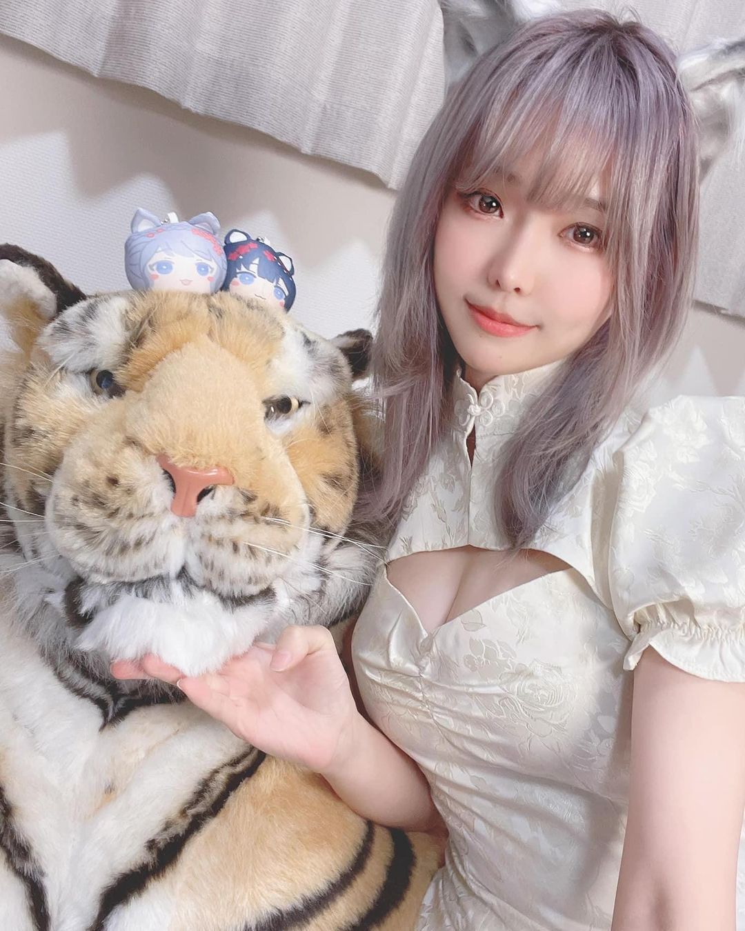 天使級正妹Ely「深V挺美乳」真的好兇猛!白嫩飽滿奶球出來透氣兼見客!-第1章-图片9