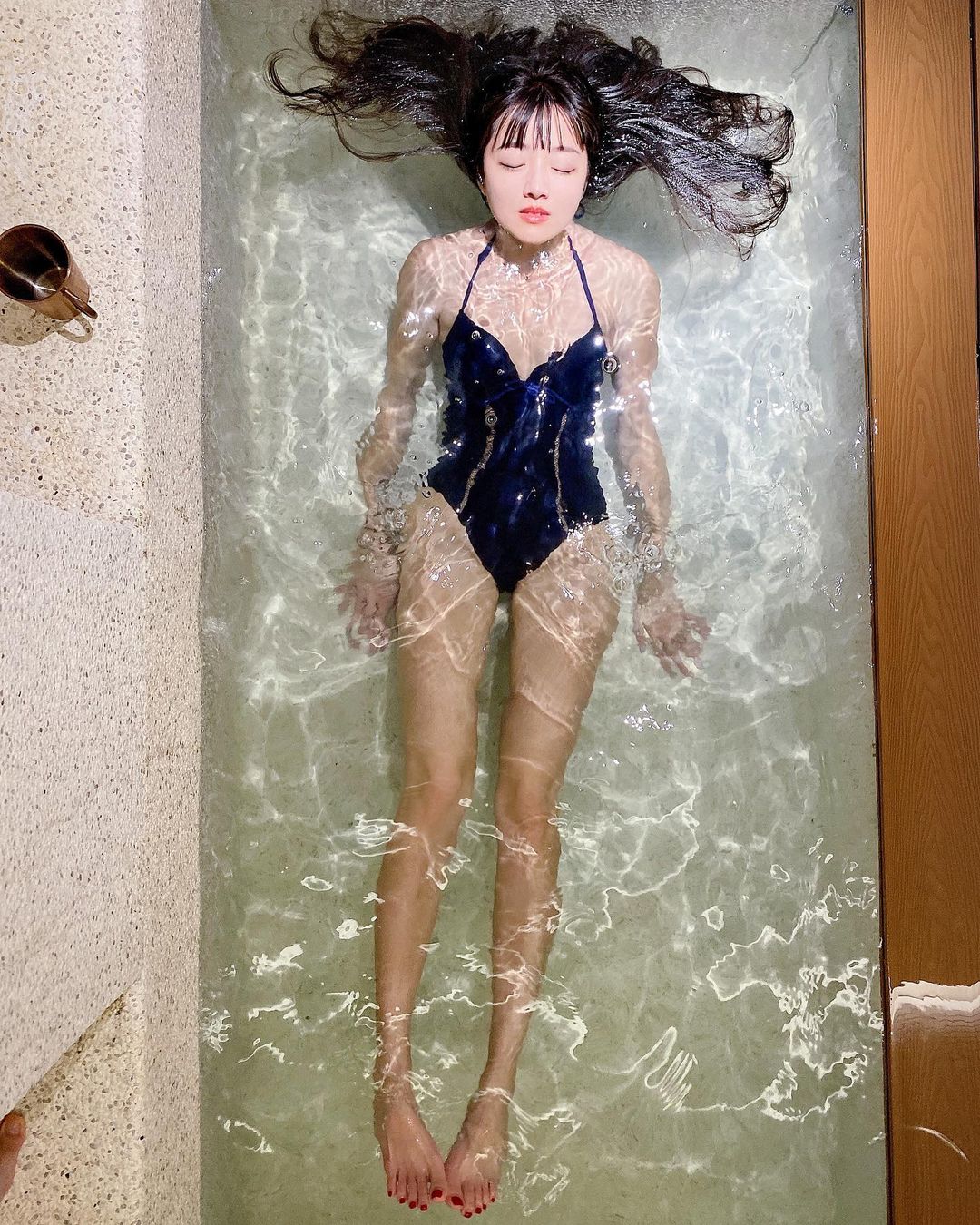 超巨乳妹「林巧子」豐滿巨乳太撩人,海量性感美照真的太噴血了!-第1章-图片5