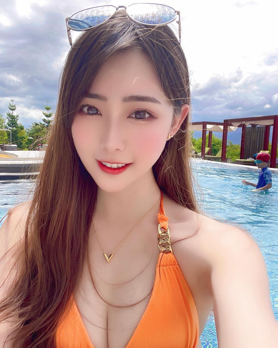 大奶女友Angela事業線好深邃啊!兩片雪白肌膚大方露出!讓人看得精神也很飽滿!-第1章-图片9