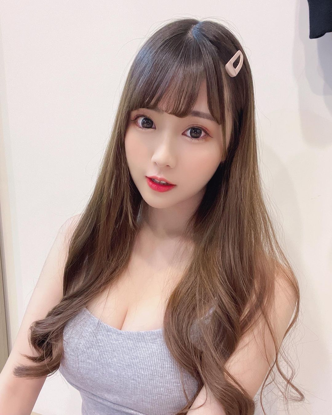 大奶女友Angela事業線好深邃啊!兩片雪白肌膚大方露出!讓人看得精神也很飽滿!-第1章-图片8