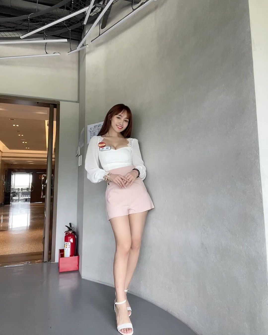 長髮正妹媁媁萌萌笑容與性感身材的反差讓人愛不釋手!「圓圓滿滿」要滾出來惹!-第1章-图片8