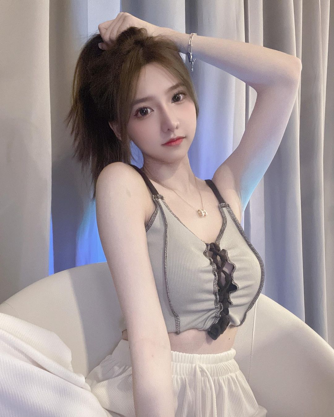 錒圓「渾圓白皙」美乳形狀從低胸裝爆出!頂級身材的誘惑啊,空靈與性感的唯美組合!-第1章-图片1
