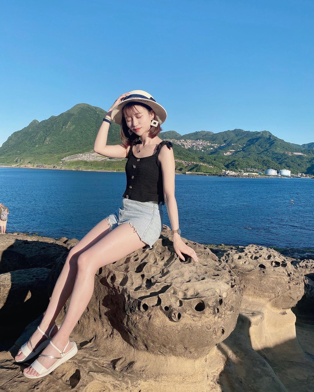 氣質正妹丁奵海邊展現「深V美乳」滿滿奶量快炸出螢幕視覺超震撼-第1章-图片1