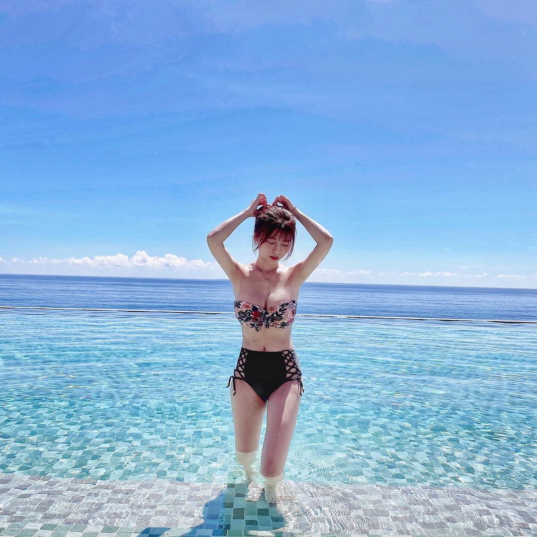 氣質正妹丁奵海邊展現「深V美乳」滿滿奶量快炸出螢幕視覺超震撼-第1章-图片6