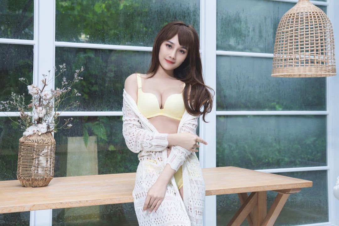 大奶正妹居家衣服好性感,都忍不住害羞了!「極品大奶」看了瞬間上火!-第1章-图片4