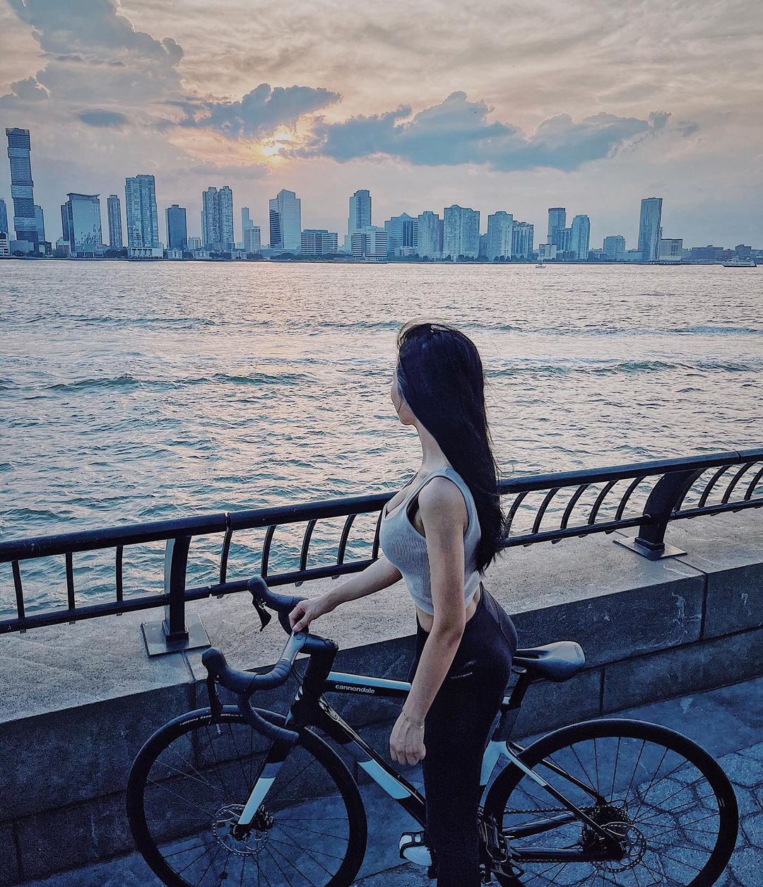 銀行氣質正妹 林小欣 制服底下藏著豐滿的雙峰-第1章-图片10