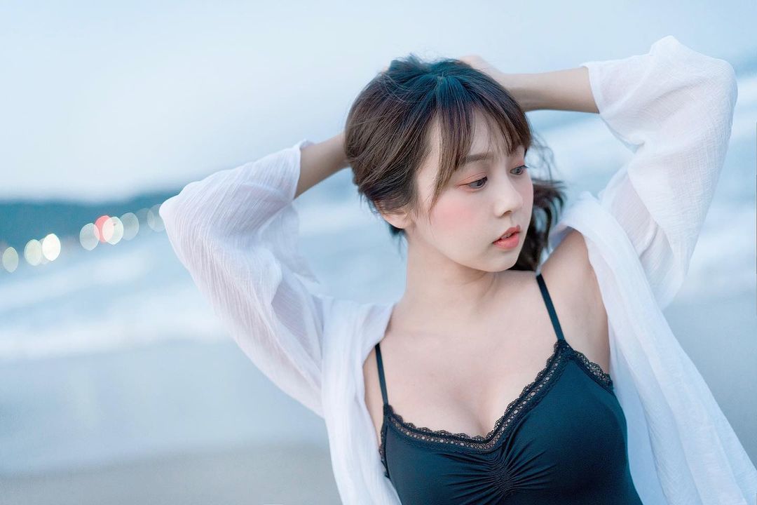 梔梔翹臀和美腿辣到爆。極致挑逗的「美乳視角」太狂野啦,性感側乳要倒出來了-第1章-图片5